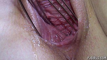 Denisa totalmente aberta vagina aberta close-ups ferramenta gyno