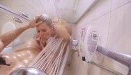 シャワーで蒸し暑いサンザシのポンピング中にホテルの隠しカメラキャッチフィットペア
