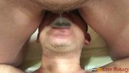 Orinando en la boca del hombre, tomar con la lengua sin afeitar cum-hole después de orinar